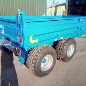 8ton 14x7ft6in with 18in drop sieds ,on 400x60x15.5 tyres 